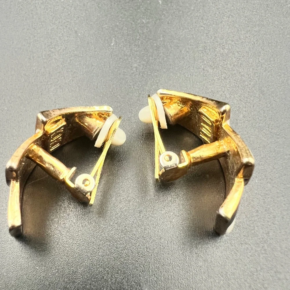 KOKO Vintage Black White Enamel Gold Tone Geometric Clip On Earrings Small Retro